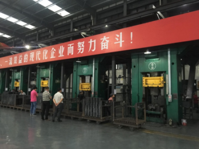 如何提高鎂碳磚質(zhì)量？華隆伺服電動螺旋壓磚機(jī)給你答案